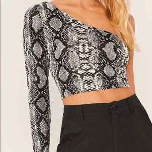 Sexy off shoulder long sleeve print crop top.